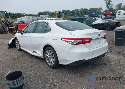 2018 Toyota Camry Le z USA, uszkodzony, nr VIN 4T1B11HK5JU551693